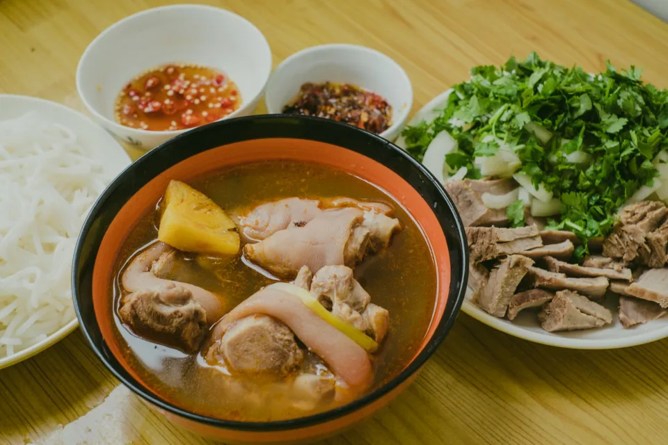 Phin cà phê đang nhỏ giọt